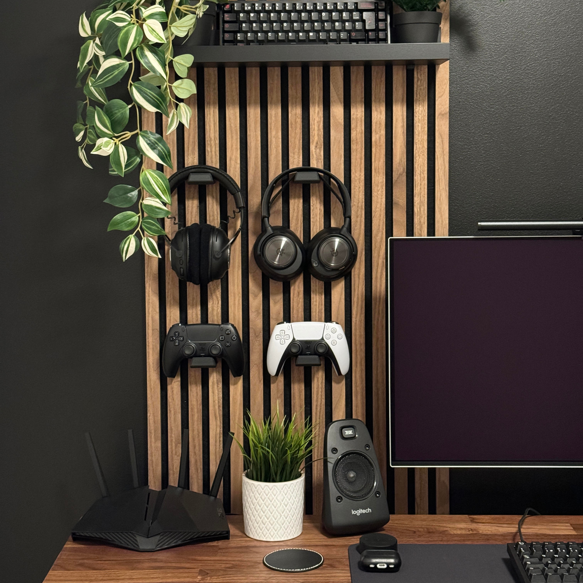 Headphone / Console controller mount - Installation: Wall Clip