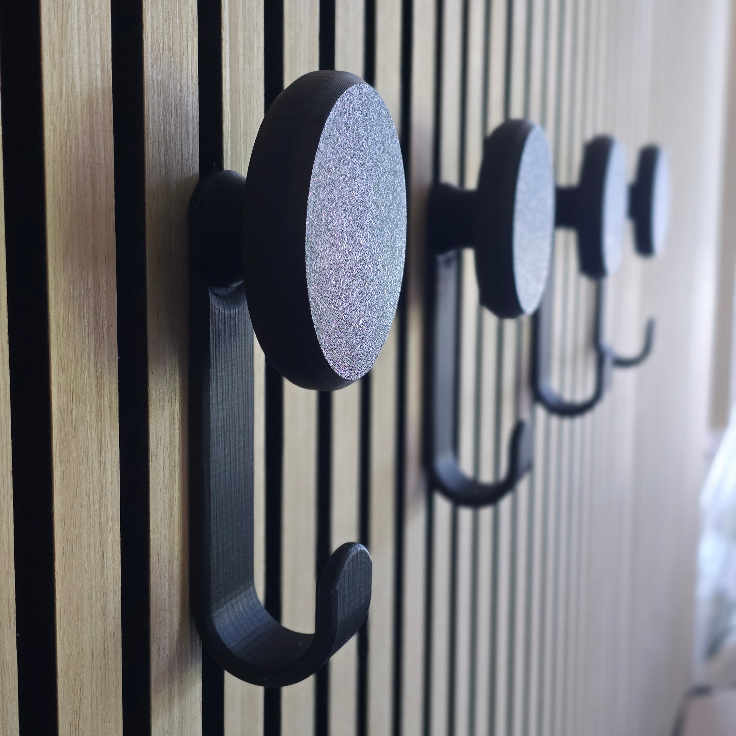 Round Hanger/Hook - Installation: Screw-In