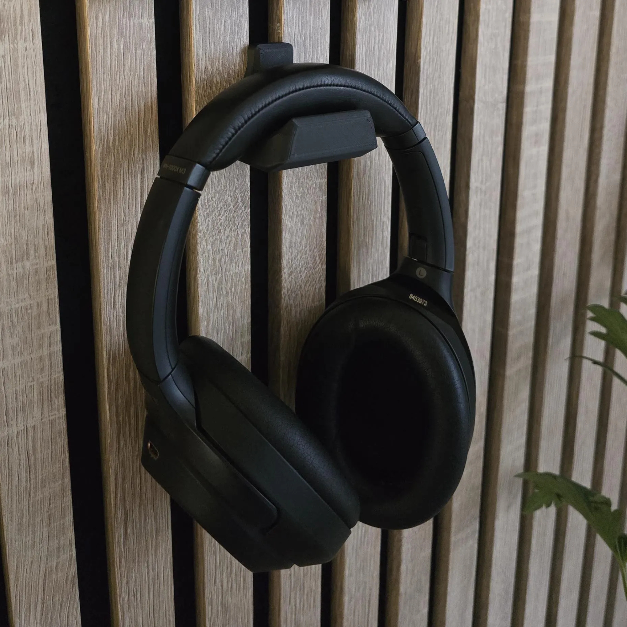 Headphone / Console controller mount - Installation: Wall Clip